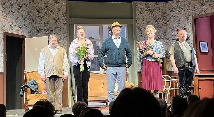 Hausmeister Krause in der Komödie im Bayerischen Hof - Schlussapplaus (©Foto: Gaby Hildenbrandt)